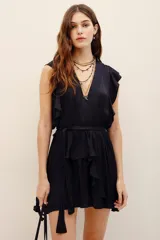 Vestido corto negro de poliéster, con escote en V pronunciado, mangas sisa con volados y lazo ajustable en la cintura.