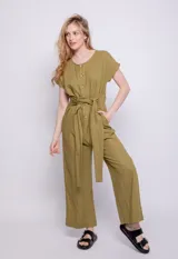 Mono color verde oliva de lino y viscosa, con botones veteados, manga corta, dos bolsillos laterales y lazo para atar a la cintura.