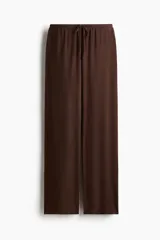 Pantalón de punto fino marrón, de corte relajado con piernas rectas y cintura elástica con cordón ajustable.