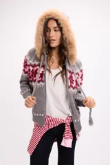 Buzo de punto con cierre frontal, diseño de jacquard con motivos geométricos en tonos gris, rosa y bordó. Cuenta con capucha desmontable con borde de piel sintética y cordones decorativos con borlas.