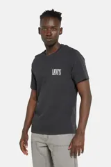 Remera negra de corte relajado con logo de Levi's estampado en el pecho.