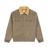 Campera de pana color marrón claro con cuello de corderito en tono contrastante. Presenta cierre frontal completo, dos bolsillos con solapa y botones en el pecho, y dos bolsillos laterales. Posee un diseño de corte holgado con puños y ruedo acanalados.