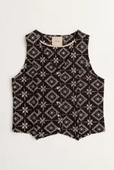 Chaleco sin mangas de color azul oscuro con diseño bordado en tono claro de motivos geométricos y florales. Cuenta con cuello en V, cierre frontal con botones y dobladillo inferior en punta.