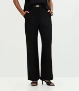 Pantalón de sastrería corte recto confeccionado en crepé, con trabillas en la cintura, bolsillos traseros y cinto fino incluido.