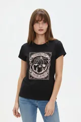 Remera de algodón negra con cuello redondo, mangas cortas y estampa frontal de cerezas con la frase "Cherries Are Nature's Jewels".