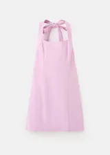 Vestido corto rosado de silueta slim, con escote recto y tirantes anchos.