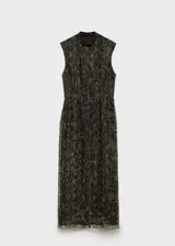 Vestido midi de organza con estampado de serpiente, diseño recto sin mangas y cuello perkins. Cuenta con cierre de cremallera en la parte posterior y abertura en la espalda.