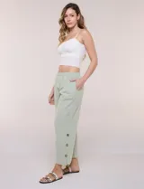 Pantalón de algodón rústico color verde, de tiro medio-alto con pretina elastizada y bolsillos laterales. Presenta corte holgado, diseño cropped de pierna ancha y aberturas laterales en los tobillos con detalles de botones.