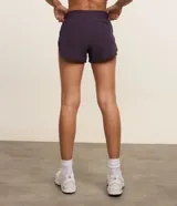 Short deportivo runner de la marca Get Over, color blanco, con cintura ancha elástica y bajo redondeado.
