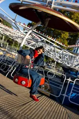 Jean de corte recto y tiro alto, confeccionado en denim azul oscuro con un sutil estampado de rayas verticales blancas. Presenta un diseño de pierna ancha con detalle de doblez en el ruedo y cierre frontal.