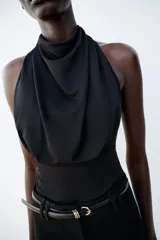 Top negro sin mangas con cuello halter drapeado y cierre posterior con botón.