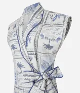 Mono corto de tricolina con estampado de cocoteros, cuello en V y lazo lateral.