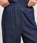 Pantalón de jean azul, modelo pantacourt, con tiro mediano, cintura elástica y bolsillos.