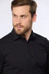 Camisa de vestir negra entallada, de manga larga y cuello clásico.