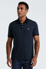 Polo de manga corta con cuello clásico y cierre frontal de dos botones. Presenta un estampado geométrico de círculos entrelazados en tonos azul marino y gris, con el logo de la marca bordado en el pecho.