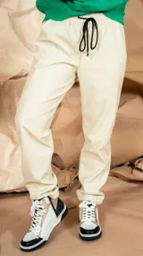 Pantalón de vestir color verde, con cintura elástica y cordón de ajuste.