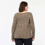 Camiseta de manga larga con cuello en V, confeccionada en tejido de canalé con estampado animal print de leopardo.