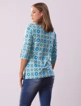 Blusa de algodón estampado marca Ruby Rd, con escote en V cruzado y mangas ¾.