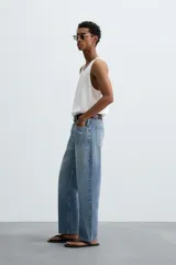 Camiseta sin mangas (tank top) blanca de algodón, con cuello redondo amplio y corte relajado (relaxed fit).