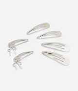 Kit de seis pinzas para el pelo metálicas, con diseño tic-tac y formato alargado. Incluye cuatro presillas lisas y dos con dijes colgantes en forma de moño.