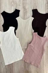 Musculosa blanca de punto acanalado con cuello redondo.