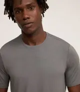 Remera masculina azul marino, de manga corta y cuello redondo, confeccionada en modal con un corte holgado para mayor comodidad.