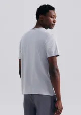 Camiseta celeste de corte slim, cuello redondo y manga corta.