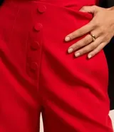 Short de sastrería negro, tiro alto, con cierre frontal de botones visibles.