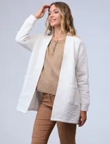 Cardigan largo color verde oliva con textura labrada, abertura central y bolsillos delanteros.