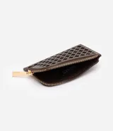 Billetera y tarjetero pequeño Satinato de poliuretano color marrón, con diseño geométrico calado y cierre superior metálico dorado.