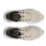 Championes de running Under Armour modelo UA Charged Surge 4 para hombre. Presentan una capellada de malla transpirable color negro con refuerzos sintéticos y entresuela Charged Cushioning blanca para una amortiguación reactiva.