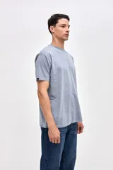 Remera de manga corta con calce relajado, confeccionada en algodón lavado con textura suave y acabado desgastado.