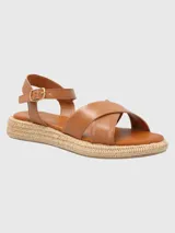 Sandalias Concetta de cuero color marrón claro, con tiras cruzadas y ajuste con hebilla en el tobillo. Plataforma con base tejida tipo esparto y plantilla acolchada.