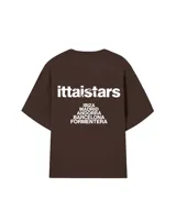 Remera marrón de corte holgado con estampado en la espalda que incluye el texto "ittai stars" y nombres de ciudades.