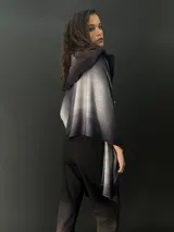 Chaleco tejido fino y suave 100% en lana Merino teñida con técnica Tie Dye.