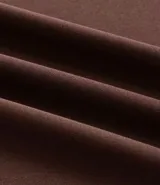 Remera deportiva de poliéster color gris claro, con cuello redondo, mangas cortas y recortes laterales de poliamida. Corte clásico.