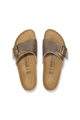 Sandalia Birkenstock modelo Catalina CB Birko-Flor, color taupe con hebilla dorada.