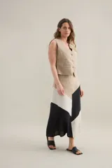 Chaleco sastrero de lino color beige, con escote en V y cierre frontal con botones.