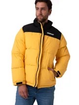 Campera puffer Caterpillar de diseño bicolor en amarillo y negro, con cierre frontal completo, cuello alto y bolsillos laterales con cierre. Presenta el logo de la marca estampado en el pecho y puños ajustables.