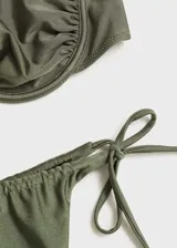Top de bikini verde oliva, estilo bandeau, con aro y detalle fruncido.
