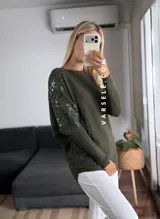 Sweater color marrón de manga murciélago oversize, con escote barco y bordado de lentejuelas y canutillos al tono en hombros y mangas.