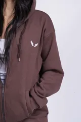 Campera marrón con cierre frontal, capucha con cordones y bolsillos laterales.