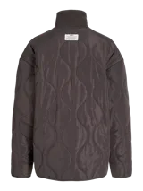 Campera acolchada de color gris oscuro, con diseño matelaseado de ondas, cuello alto en rib, cierre frontal con cremallera metálica y bolsillos frontales aplicados.