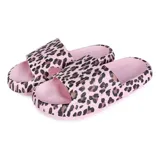 Chancletas tipo ojota de goma con diseño de animal print, suela antideslizante y ajuste cómodo.