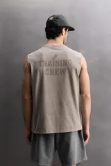 Musculosa de algodón con calce relajado y efecto lavado. Presenta cuello redondo, sisas amplias y estampado frontal con texto y logo a contraste.