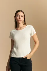 Remera de rib con escote redondo y manga corta, confeccionada en tejido acanalado que se ajusta al cuerpo.