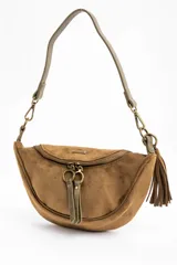 Cartera tipo bandolera de gamuza sintética color marrón, con diseño de media luna, cierre frontal con doble tirador metálico y detalle de borla lateral.