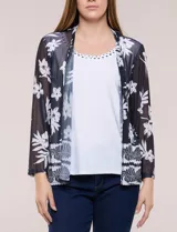 Cardigan abierto con blusa interior blanca, confeccionado en tejido de tul semitransparente con estampado animal print en tonos marrón y blanco, mangas 3/4 y escote redondo con detalles metálicos.