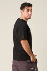 Remera blanca de algodón con estampado negro que dice 'Vancouver Canada' y un diseño de hojas.