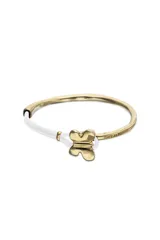 Pulsera semirígida con estructura de cuero color crema y detalle central de mariposa metálica bañada en oro 18k. Presenta un diseño minimalista con el logo de la marca grabado en uno de los extremos metálicos.